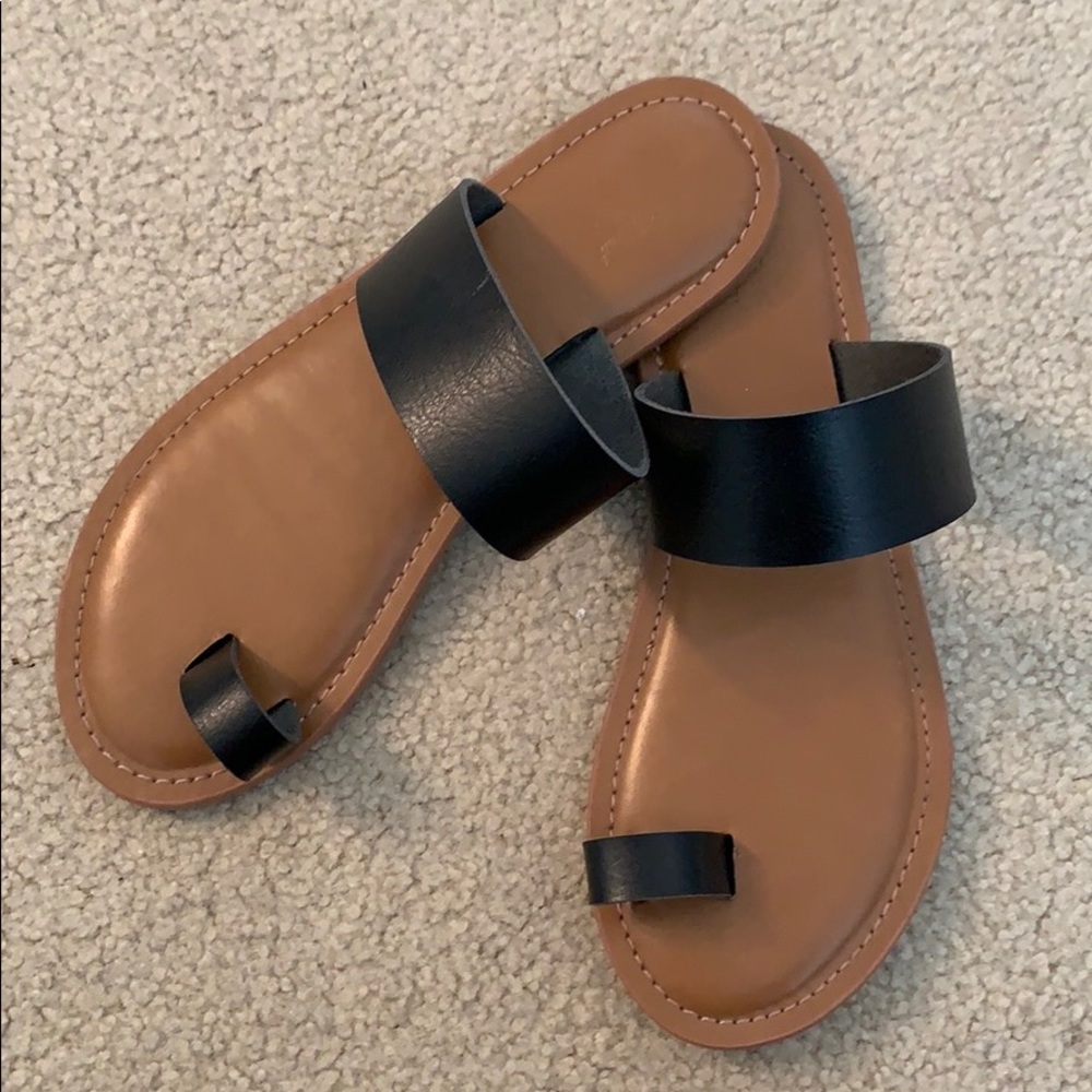 Universal Thread black strap sandals